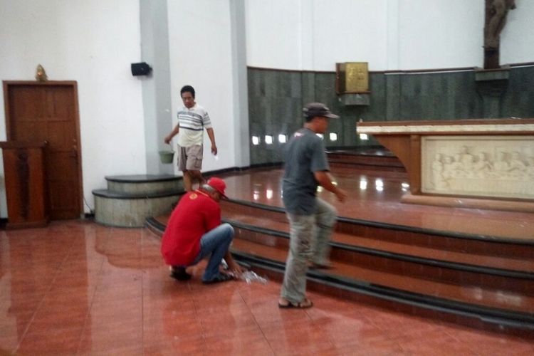 Umat saat bersih-bersih Gereja Santa Lidwina
