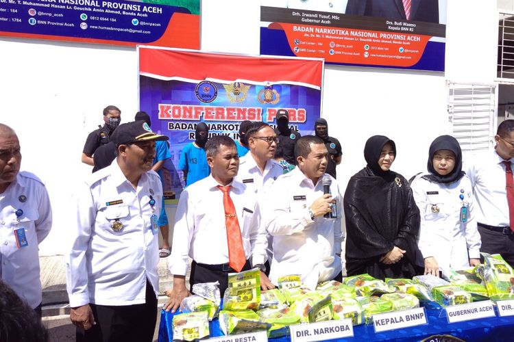 Kepala BNNP Ach (tengah) memperlihatkan hasil tangkapan sabu jaringan Aceh-Malaysia sebanyak 20kg, yang berhasil digagalkan upaya pengedarannya dan petugas juga mnangkap tiga tersangka, dua diantaranya DPO BNN Pusat