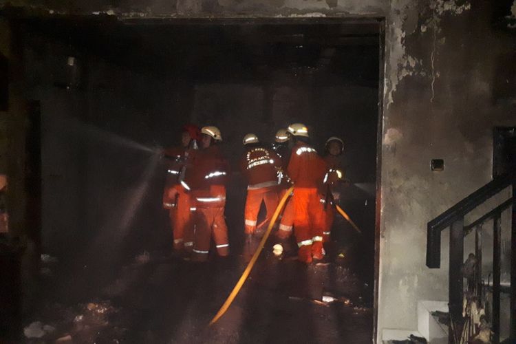 Petugas Damkar Jakarta Timur padamkan api di Komplek Metland, Cakung, Jakarta Timur, Selasa (13/2/2018)