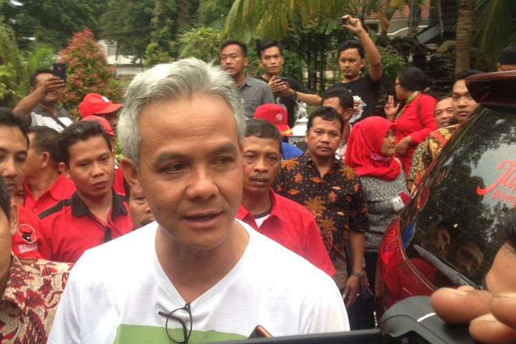 Ganjar Pranowo tinggalkan rumah dinas Gubernur Jateng di Semarang, Rabu (14/2/2018).