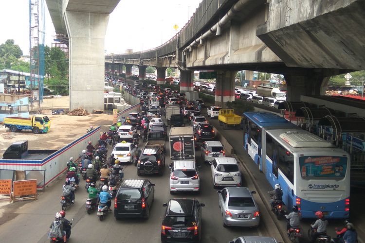 Jalur lambat di DI Panjaitan, Jakarta Timur, mulai ditutup imbas Tol Becakayu, Rabu (13/2/2018)