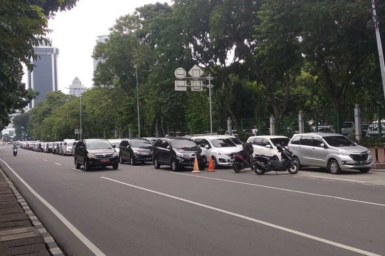 Mobil taksi online parkir di Jalan Medan Merdeka Selatan, Rabu (14/2/2018).