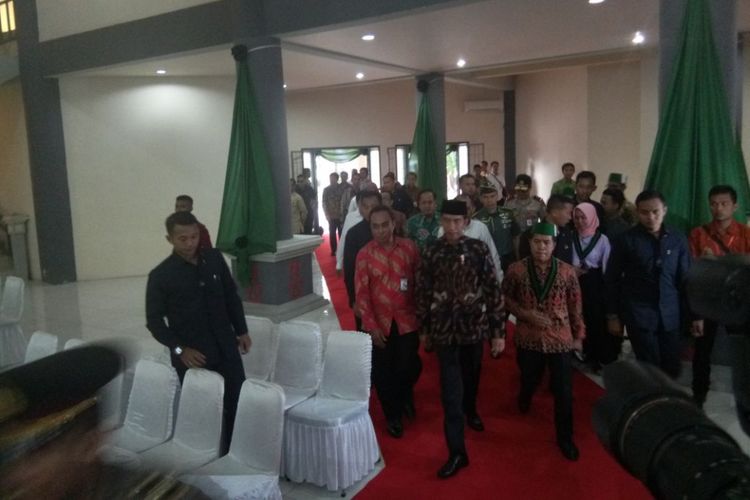 Presiden Joko Widodo didampingi Ketua Umum PB HMI, Mulyadi Tamsir tiba di Auditorium Universitas Pattimura Ambon untuk membuka KOngres HMI ke-30, Rabu (14/2/2018) 