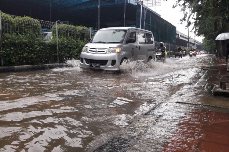 Sejumlah kendaraan bermotor melintasi jalur lambat Jalan Bypass di kawasan Sunter, Jakarta Utara, yang terendam banjir, Kamis (15/2/2018)