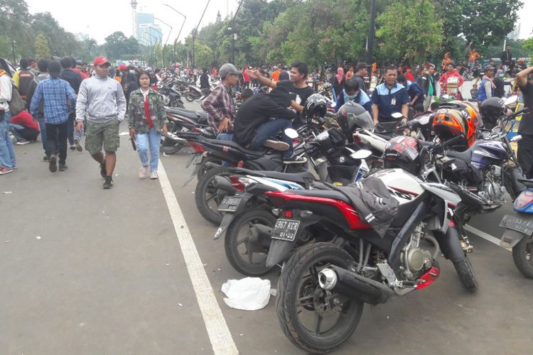 Sejumlah suporter memarkirkan kendaraannya di tengah jalan kawasan Gelora Bung Karno, Sabtu (17/2/2018)
