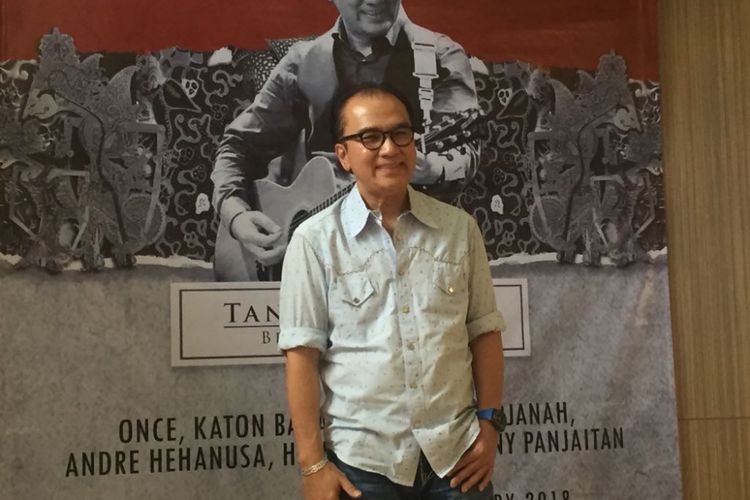 Tantowi Yahya menghadiri pre launch album kompilasinya yang bertajuk Tantowi Yahya Best of the Best di Kemang Raya, Jakarta Selatan, Minggu (18/2/2018).
