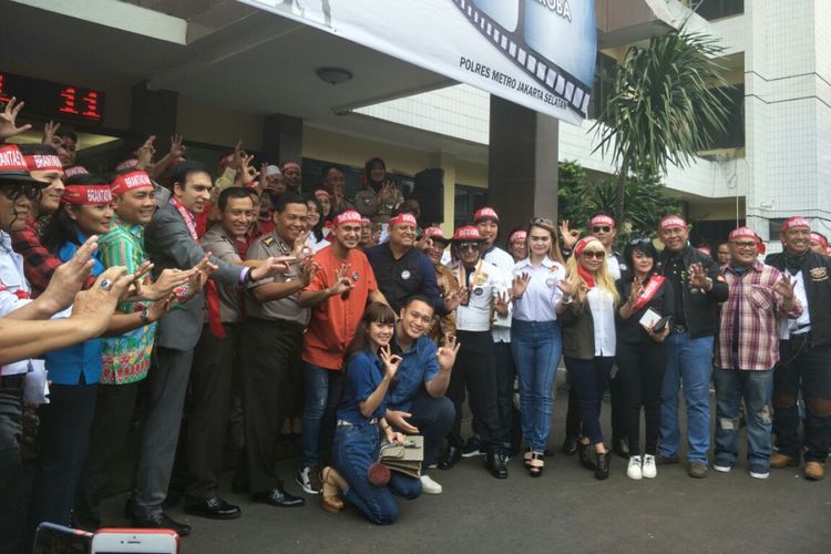 Sejumlah artis, manajer, dan produser Indonesia membacakan deklarasi pemberantasan narkoba di lobi Mapolres Jakarta Selatan, Kamis (22/2/2018).