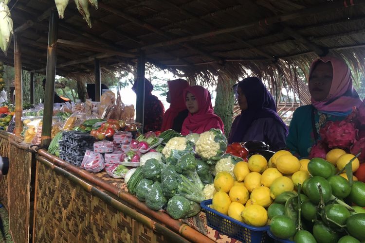 Sayuran organik yang dijual oleh para petani di Mulberry Hill by The Lodge, Desa Cibodas, Kecamatan Lembang, Kabupaten Bandung Barat, Jumat (23/2/2018).