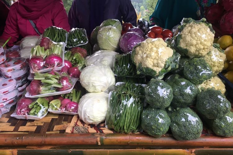 Sayuran organik yang dijual oleh para petani di Mulberry Hill by The Lodge, Desa Cibodas, Kecamatan Lembang, Kabupaten Bandung Barat, Jumat (23/2/2018).