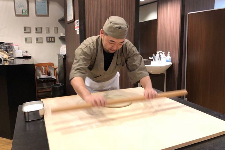 Chef Kozi dari Mapple Inn Hotel, Chiba, Jepang sedang menggiling adonan mie soba, Kamis (22/02/2018). 