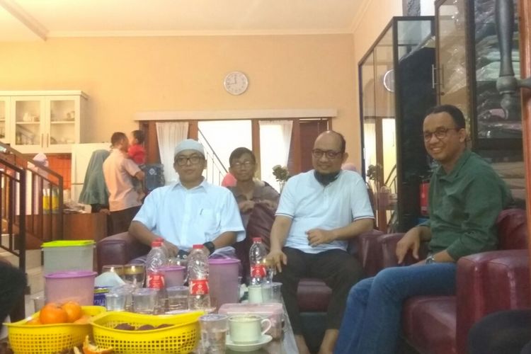 Gubernur DKI Jakarta Anies Baswedan menjenguk penyidik senior KPK Novel Baswedan, Minggu (25/2/2018).