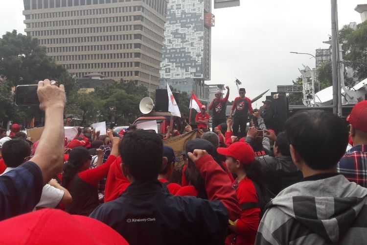 Sejumlah demonstran pendukung Ahok berorasi di Jalan Gajah Mada, Jakarta Pusat, Senin (26/2/2018)