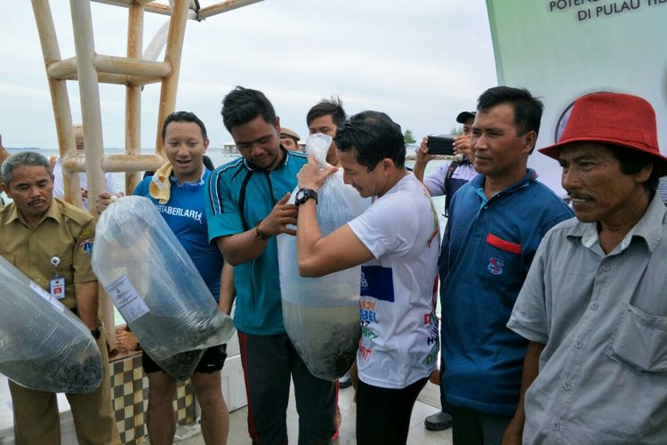 Wakil Gubernur DKI Jakarta Sandiaga Uno memberikan benih ikan kepada nekayan di Pulau Tidung, Selasa (27/2/2018). 
