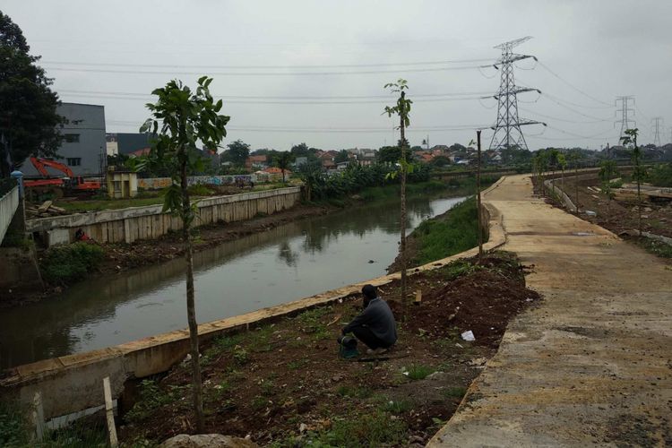 Kali Angke di jembatan Jalan KH Hasyim Ashari, Ciledug, Tangerang setelah dinormalisasi, Rabu (28/2/2018).