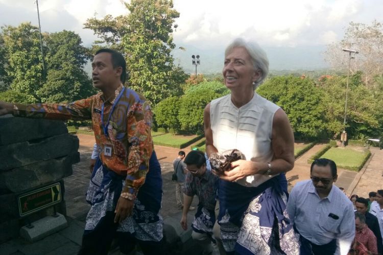 Direktur Pelaksana Dana Moneter Internasional (IMF)  Christine Lagarde (kanan) mengunjungi Candi Borobudur Magelang, Kamis (1/3/2018).