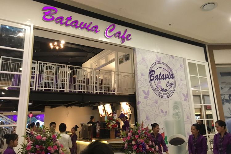 Batavia Cafe yang baru saja dibuka dan menyajikan selfie drink, secangkir kopi dengan printing foto wajah atau pun gambar di Lotte Mart Bintaro, Tangerang, Banten. 