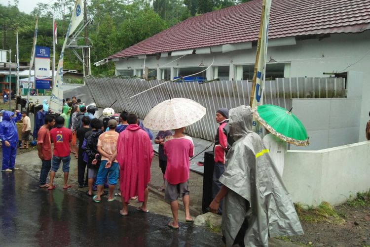 Atap kanopi teras Kantor Bank Republik Indonesia (BRI) Unit Pagentan, Banjarnegara, Jawa Tengah ambruk, Senin (5/3/2018). Sedikitnya dua orang dilaporkan meninggal dunia akibat tertimpa reruntuhan, sementara satu korban lain mengalami luka-luka.