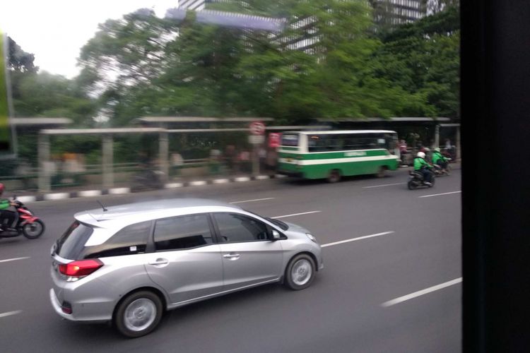 Kopaja mangkal di depan Stasiun Sudirman lantaran pagar pembatas dijebol, Senin (5/3/2018).