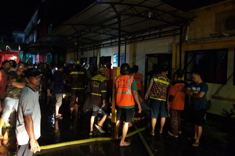 Sejumlah pemadam kebakaran saat berupaya memadamkan api di ruang instalasi radiologi Rumah Sakit Umum Daerah Abdul Aziz, Singkawang, Kalimantan Barat (5/3/2018)