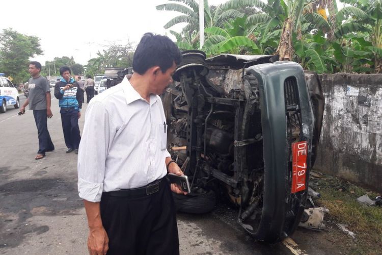 Mobil dinas milik Badan Pemeriksa Keuangan dan Pembangunan (BPKP) Provinsi Maluku mengalami kecelakaan di Jalan dr Leimena, tepatnya di Dusun Riangm Desa Tawiri, Kecamatan Teluk Ambon, Rabu (6/3/2018). Kecelakaan ini menyebabkan 3 orang meninggal dunia dan 4 lainnya terluka