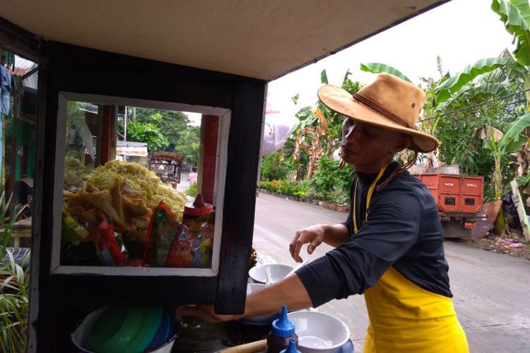 Berita Foto Gaya Mas Rinto Tukang Bakso Berdasi Keliling Dorong