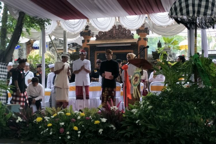Gubernur DKI Jakarta Anies Baswedan saat hendak menyampaikan sambutannya di hadapan ratusan umat Hindu yang tengah menjalankan upacara melasti di Pura Segara, Jakarta Utara, Minggu (11/3/2018).