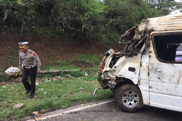 Mobil Elf terguling di Tanajakan Emen, Subang, Senin (12/3/2018).