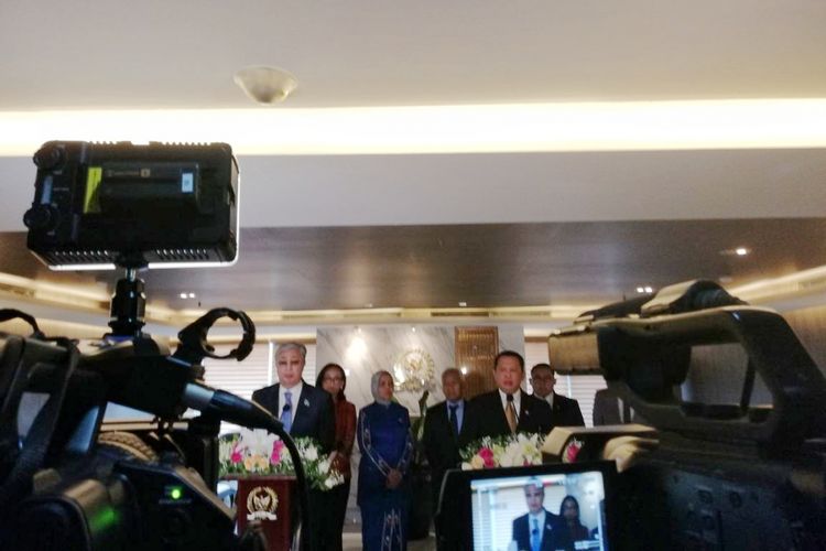 Ketua Parlemen Kazakhstan Kassym Jomart Tokayev dan Ketua DPR Bambang Soesatyo di Kompleks Parlemen, Jakarta, Selasa (13/3/2018).