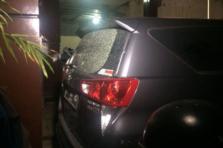 Mobil pejabat pemkot yang ditembak orang tidak dikenal di depan rumahnya.