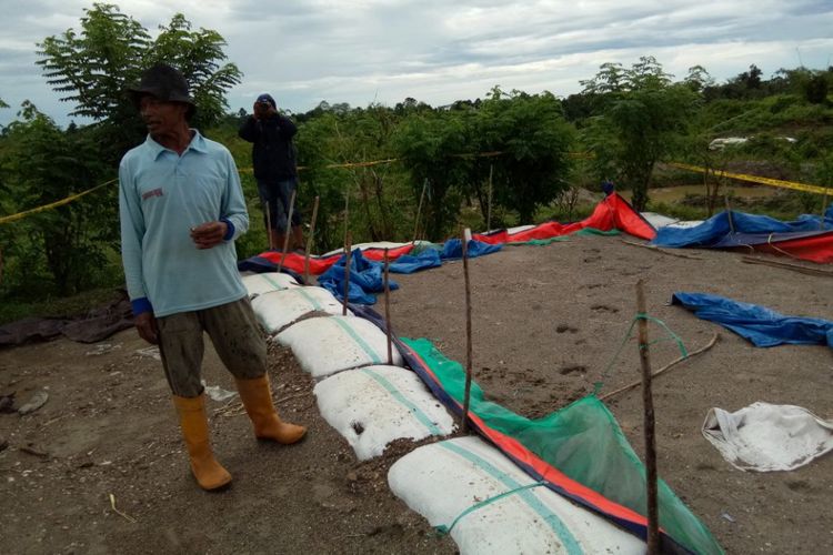 Istahoni, salah seorang peternak di Dusun Wamsait, Desa Dava, Kecamatan Wailata, Kabupaten Buru, Maluku, saat diwawancarai wartawan di bekas lokasi pengolahan emas di dusun tersebut, Jumat (16/3/2018). Di lokasi itu, dua ekor kerbaunya mati mendadak beberapa waktu lalu.