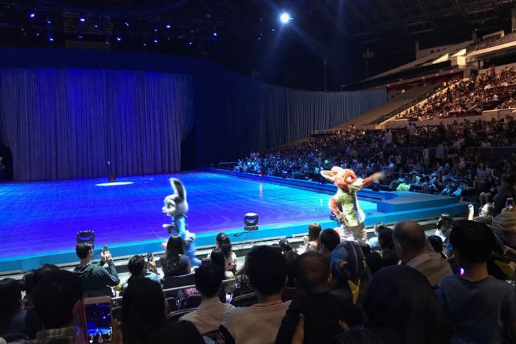 Dua tokoh dari Zootopia, yakni Judy Hopps dan Nick Wilde muncul di antara penonton Disney on Ice bertema Celebrate Everyones Story yang digelar di Singapore Indoor Stadium, Singapura, Rabu (14/3/2018).