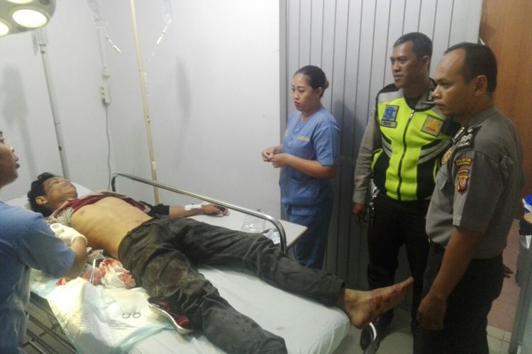 Petugas Kepolisian Sektor Pontianak Barat saat menjenguk korban di rumah sakit (18/3/2018?