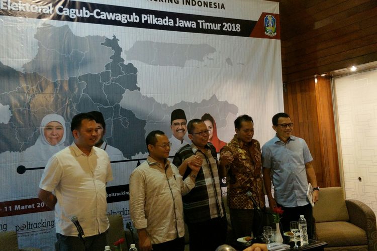 Direktur Eksekutif Poltracking Indonesia Hanta Yuda dalam rilis temuan survei Pilkada Jatim