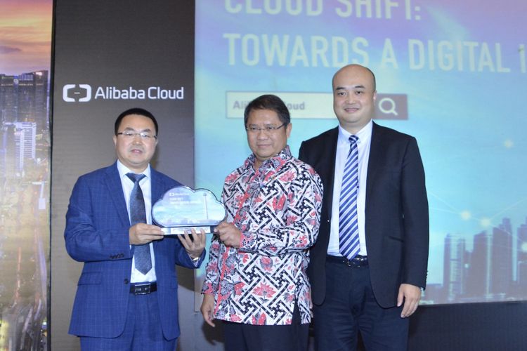 Perwakilan Alibaba Cloud menyerahkan plakat kepada Menteri Komunikasi dan Informatika Republik Indonesia Rudiantara sebagai simbol peresmian Alibaba Cloud Data Center di Indonesia.