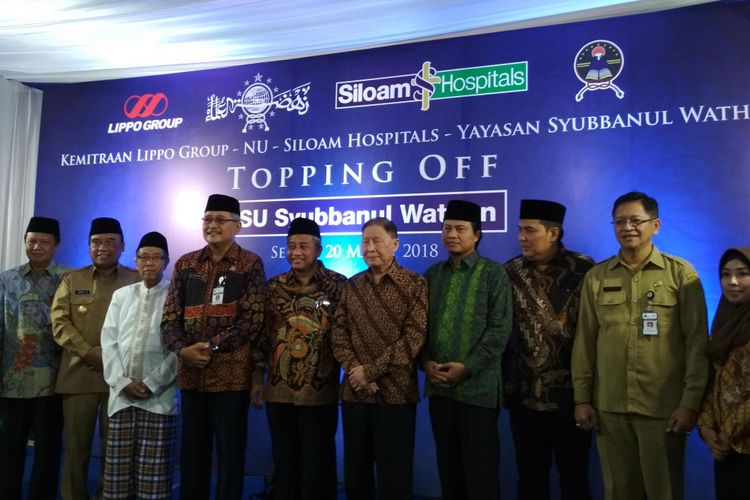 Direksi Lippo Group, bersama jajaran PBNU, Yayasan Syubbanul Wathon, melakukan topping off pembangunan RSU Syubbanul Wathon, di lingkungan pesantren API Tegalrejo, Kabupaten Magelang, Jawa Tengah, Selasa (20/3/2018).
