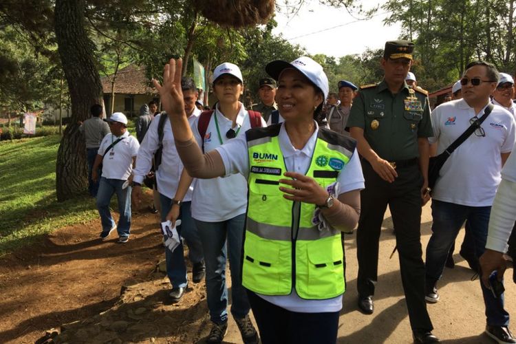 Menteri BUMN Rini Soemarno saat mengunjungi warga di Desa Kanangasari, Kecamatan Cikalongwetan, Kabupaten Bandung Barat, Jawa Barat, Rabu (21/3/2018). Kunjungan Rini dalam rangka pemberian CSR untuk HUT ke-20 Kementerian BUMN sekaligus mohon doa untuk proyek kereta cepat Jakarta-Bandung.