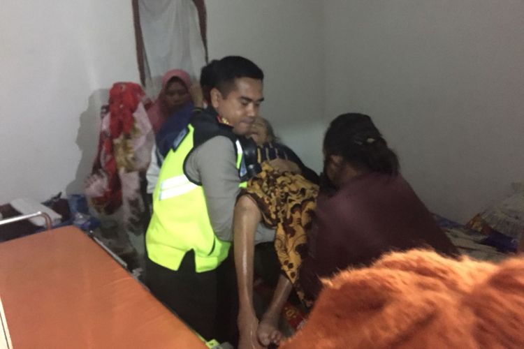 Kapolres Bondowoso, AKBP Taufik Herdiansyah Zeinardi, membantu seorang nenek untuk dievakuasi. Awalnya, sebanyak satu keluarga menolak dievakuasi karena salah seorang anggota keluarga mereka lumpuh, Kamis (22/3/2018).