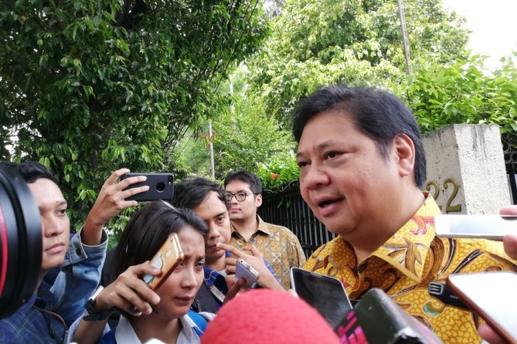 Menteri Perindustrian Airlangga Hartarto melakukan kunjungan ke rumah duka pengusaha sekaligus adik mantan Presiden Soeharto, Probosutedjo, di Jalan Diponegoro Nomor 20-22, Jakarta, Senin (26/3/2018).