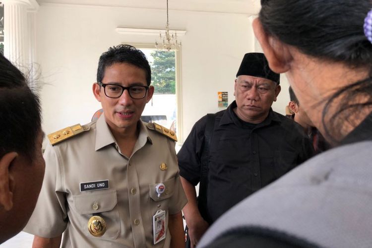 Wakil Gubernur DKI Jakarta Sandiaga Uno melayani warga yang datang ke Balai Kota DKI Jakarta, Jalan Medan Merdeka Selatan, Senin (26/3/2018). 