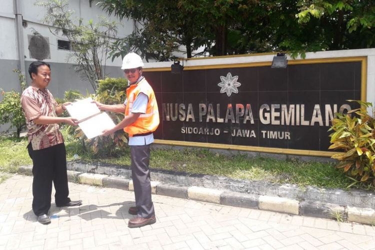 Penyaluran gas perdana ke PT Nusa Palapa Gemilang, pabrik pupuk di Sidoarjo, Jawa Timur, Jumat (23/3/2018). PT Nusa Palapa Gemilang memilih menggunakan gas bumi sebagai bahan bakar kegiatan produksinya karena lebih hemat dari batu bara yang selama ini digunakan pabrik tersebut.
