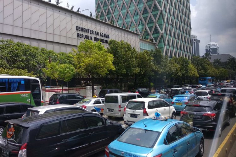 Kemacetan di Jalan MH Thamrin imbas demo ojek online di sekitar Istana, Selasa (27/3/2018).