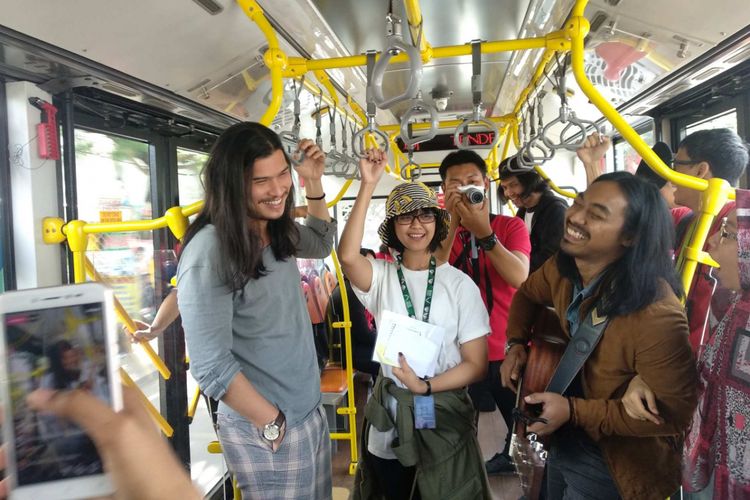 Virzha nyanyi di dalam bus transjakarta Koridor 13, Selasa (27/3/2018).