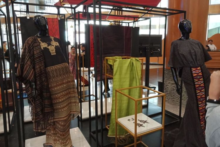 Beberapa busana dari kain adat Ulos yang dipamerkan pada acata Indonesia Fashion Week 2018 di JCC, Senayan, Jakarta. Danau Toba menjadi salah satu tema utama pekan mode yang sudah memasuki tahun ketujuh ini.