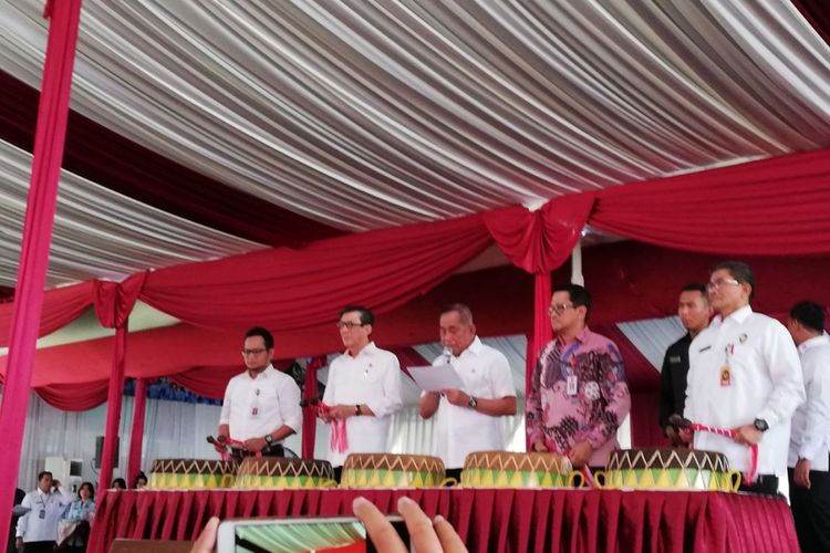  Menkumham Yasonna Laoly (dua dari kiri) dan  Menteri Pertahanan Ryamizard Ryacudu (tengah) meresmikan program bela negara di Lapas Klas I Cipinang, Jakarta, Kamis (29/3/2018)