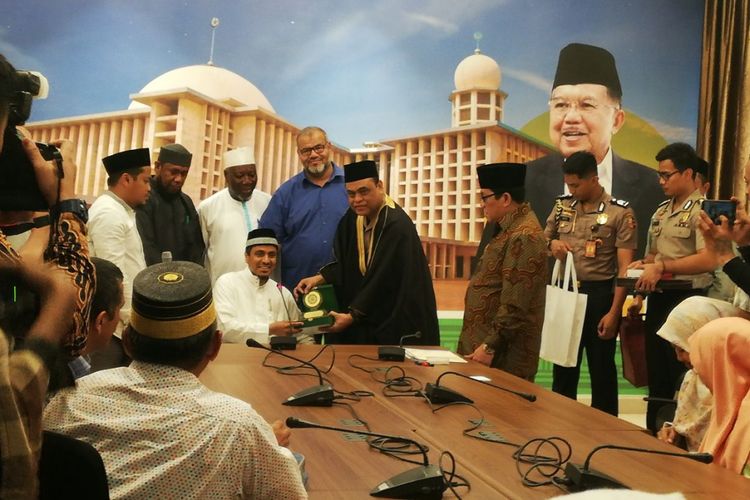 Syekh Khalid Al Hamoudi dan Wakil Ketua Umum DMI, Komjen Pol Syafruddin saling bertukar cinderamata usai melakukan pertemuan di gedung DMI, Jakarta, Senin (2/4/2018)