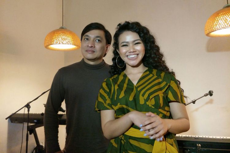 Yovie Widianto dan Yura Yunita berpose saat jumpa pers peluncuran klip video Harus Bahagia di Kopi Nalar Kafe, Kebayoran, Jakarta Selatan, Selasa (3/4/2018)
