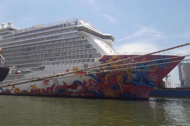 Kapal pesiar Genting Dream Cruise merapat di Pelabuhan Tanjung Priok, Rabu (4/4/2018).