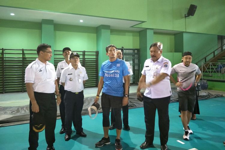Wakil Gubernur DKI Jakarta Sandiaga Uno mengecek kesiapan GOR Bulungan sebagai tempat latihan atlet Asian Games 2018, Rabu (4/4/2018). 