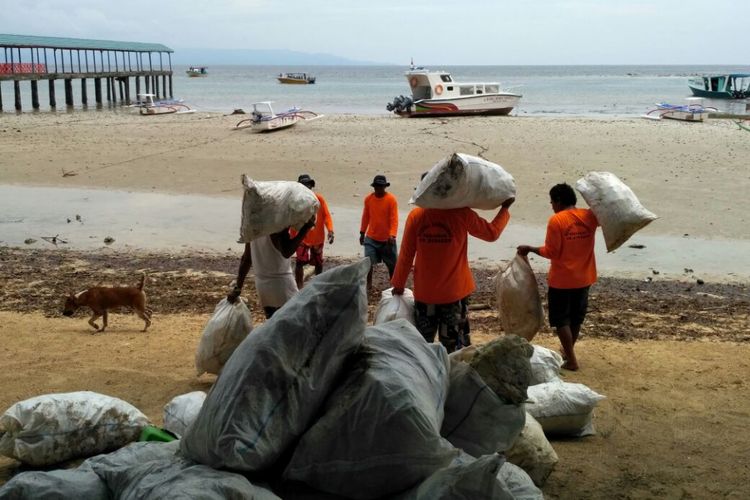 Kegiatan membersihkan sampah rutin di Taman Nasional Bunaken, Senin (2/4/2018)