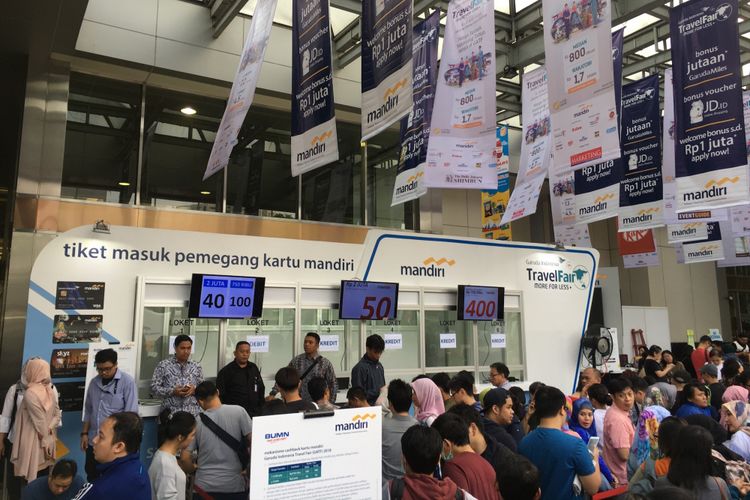 Antrean pengunjung yang ingin membeli tiket di Garuda Indonesia Travel Fair 2018 hari pertama di Jakarta Convention Centre, Jumat (6/4/2018) pagi.